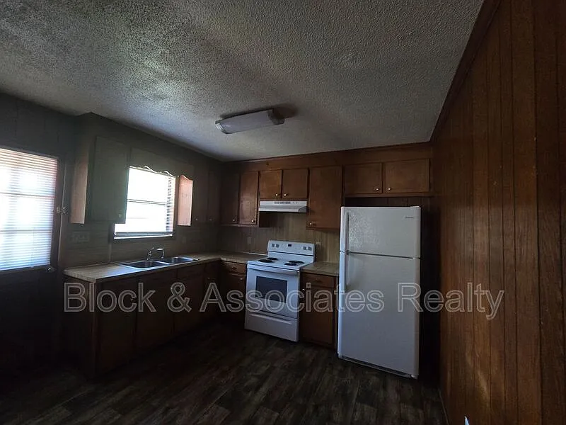 2 bed, 1.0 bath, $800 — Photo 4