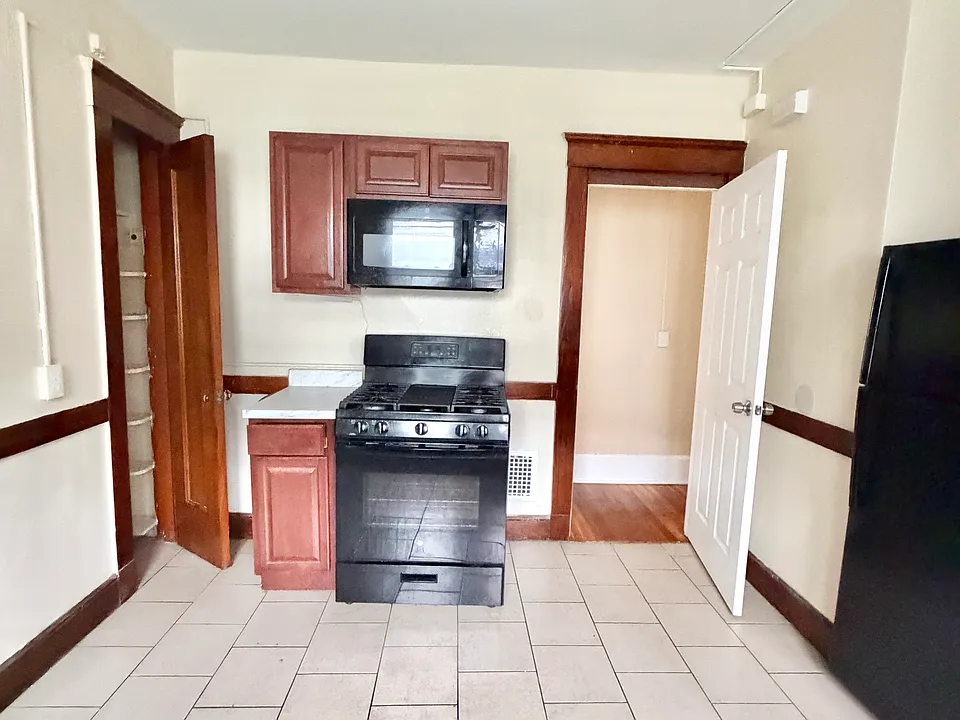 390 Ellsworth Ave #2C