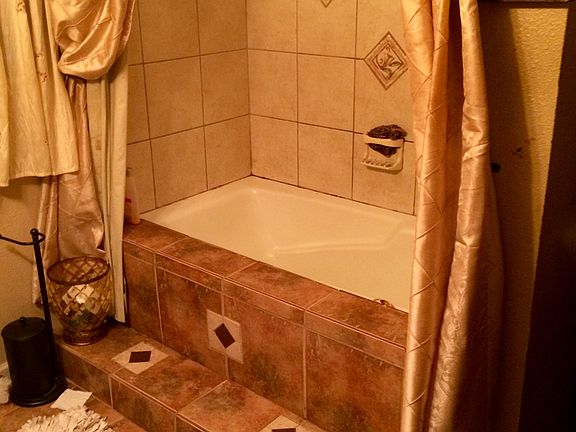Spacious bath large tub