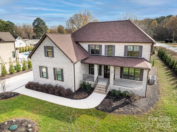 719 Greenbriar Dr, Matthews, NC 28104