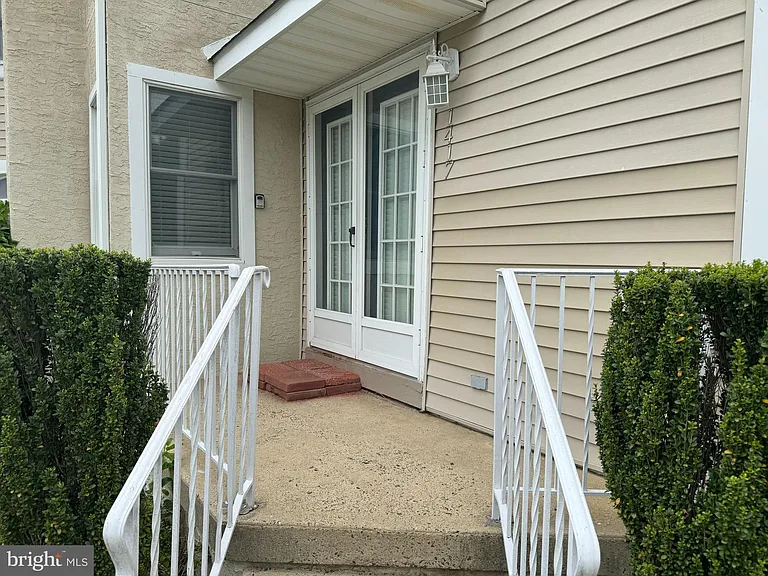 1417 Kathleen Ct — Photo 2