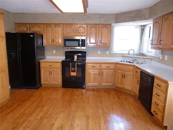 2nd image of 114 E Calico Dr