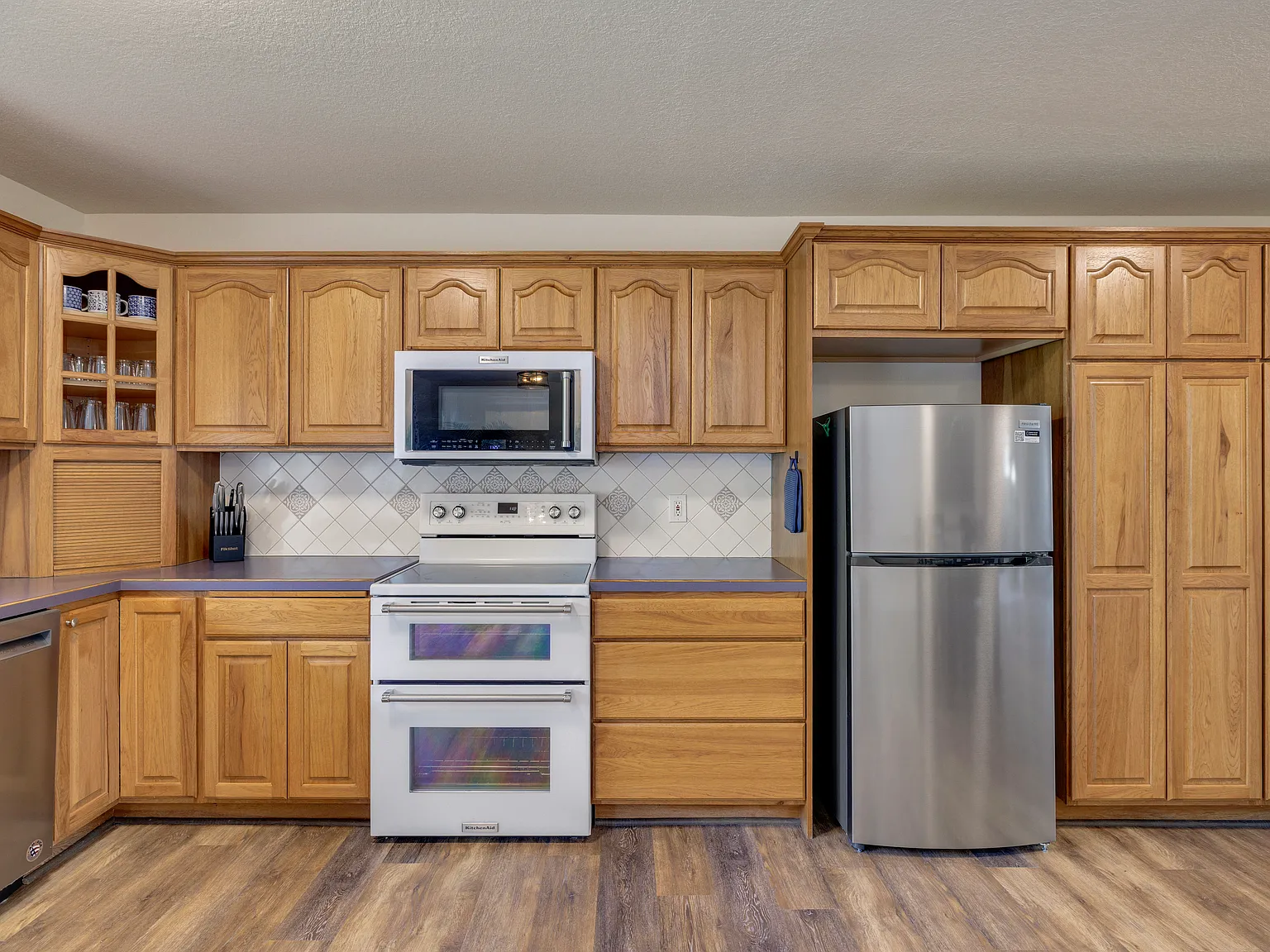 3 bed, 2.5 bath, 2275 sqft, $4,695 — Photo 2