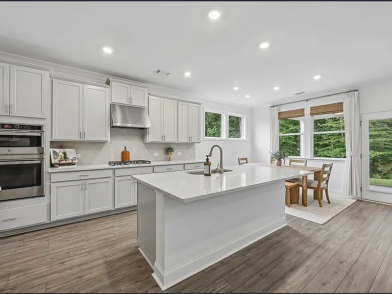 3453 Hillyard Dr — Photo 6