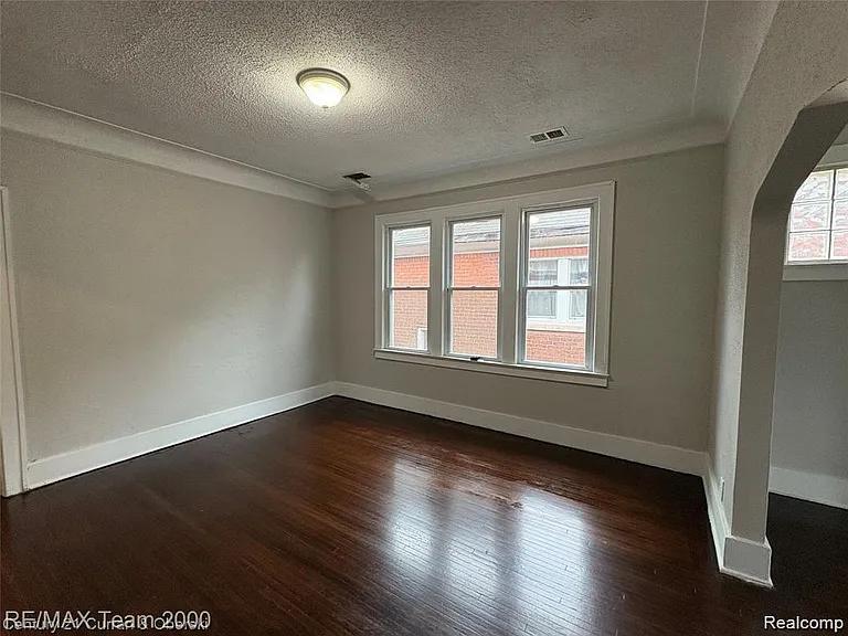 3014 Sturtevant St — Photo 5