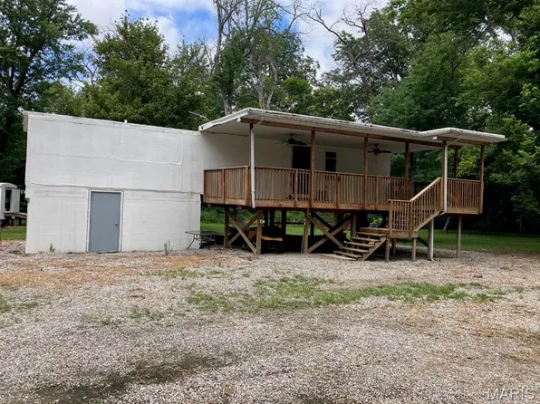 910 River Rd, New Baden, IL 62265