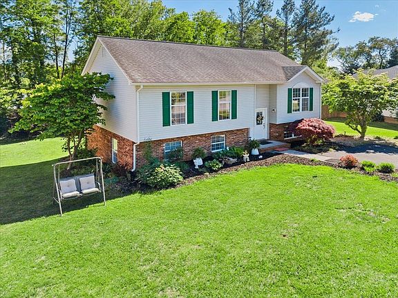 3rd image of 650 Warren Ct