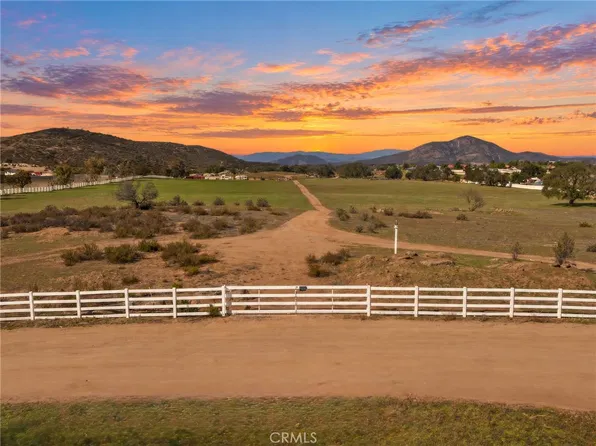 1 Lynch Ln, Hemet, CA 92544
