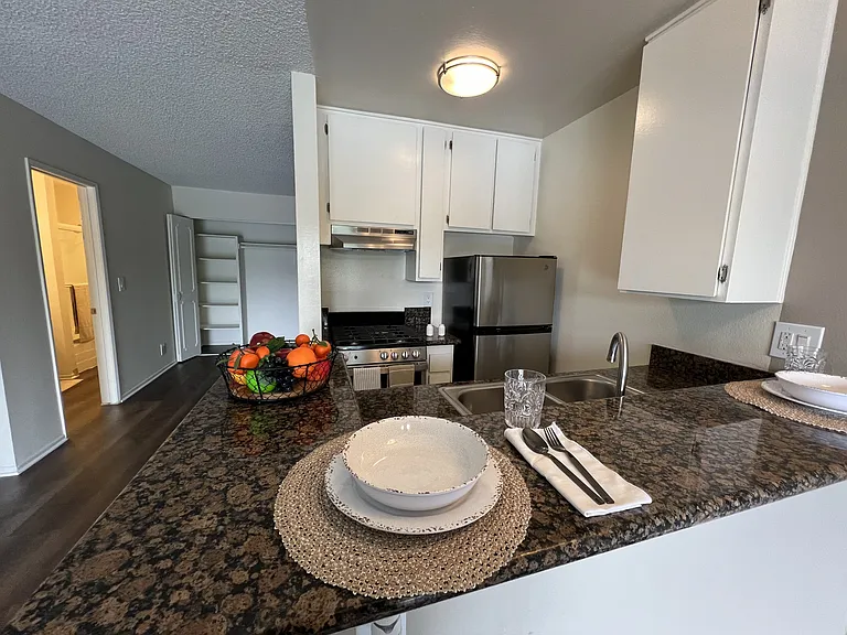 Versailles on the Lake Apartments — Photo 61