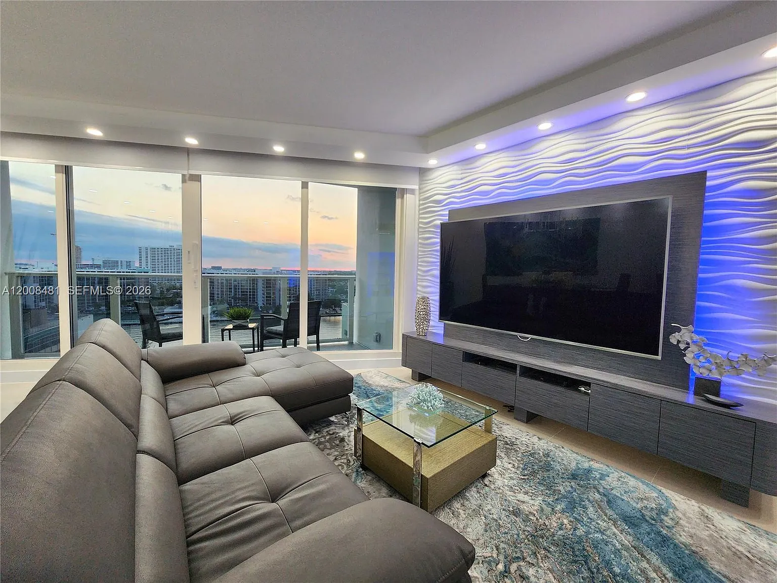 Alexander Towers Condo — Photo 4