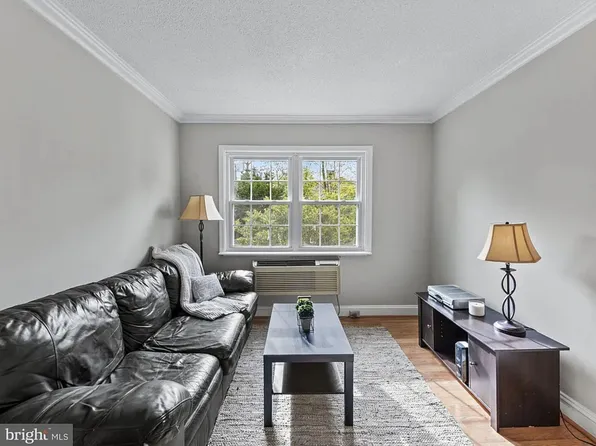 2237 Farrington Ave, Alexandria, VA 22303