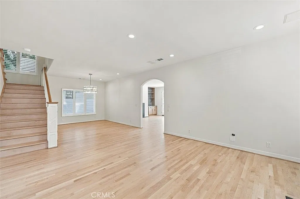 5 bed, 3573 sqft, $16,000 — Photo 2