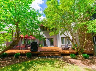 9422 Hawthorne Glen Dr, Grosse Ile, MI 48138