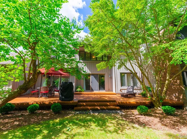 9422 Hawthorne Glen Dr, Grosse Ile, MI 48138