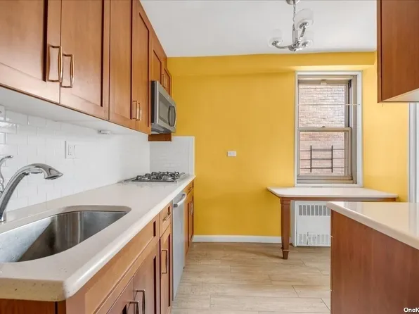 61-20 Grand Central Parkway image 10 of 23