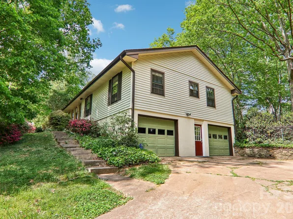 14 Forest Ridge Dr, Arden, NC 28704