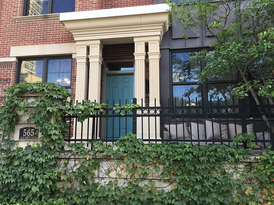 Beautiful townhouse with gas grill hook-up on front porch