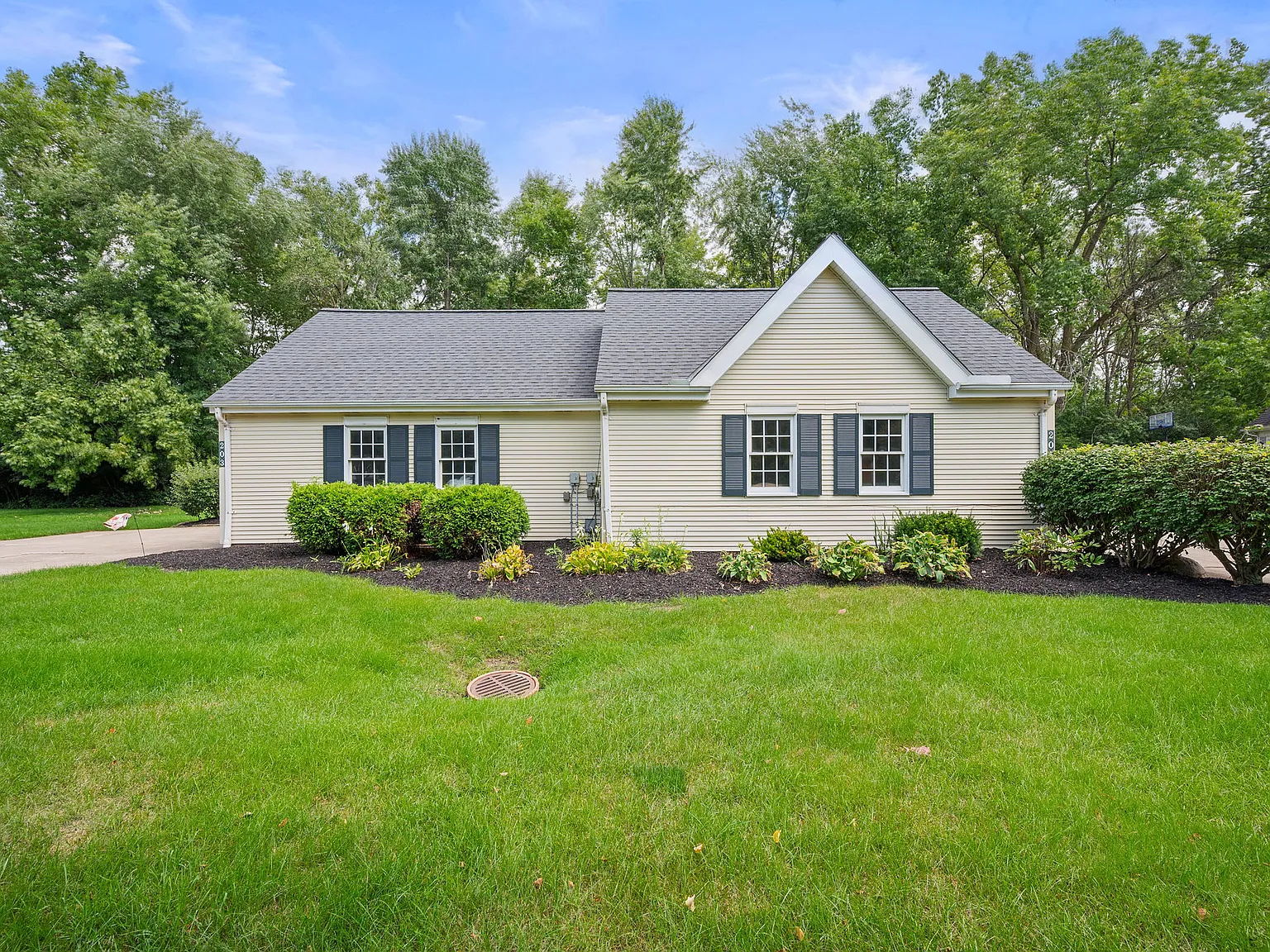 3 bed, 2.5 bath, 1900 sqft, $2,750 — Photo 2