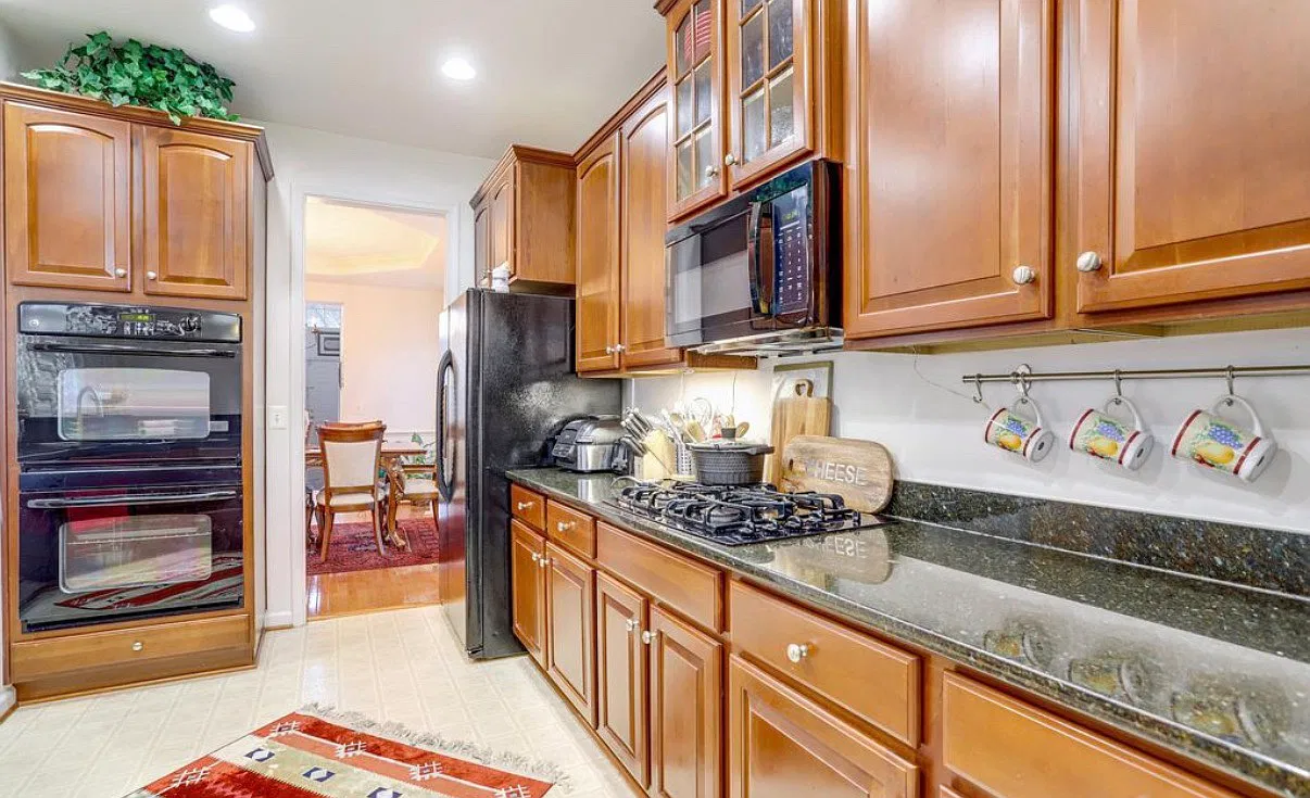 4 bed, 4426 sqft, $5,300 — Photo 2