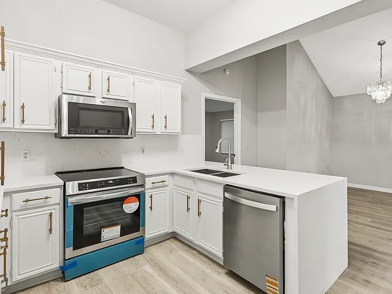 3251 Bellville Dr — Photo 8