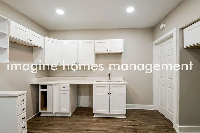 915 N Gray St — Photo 6