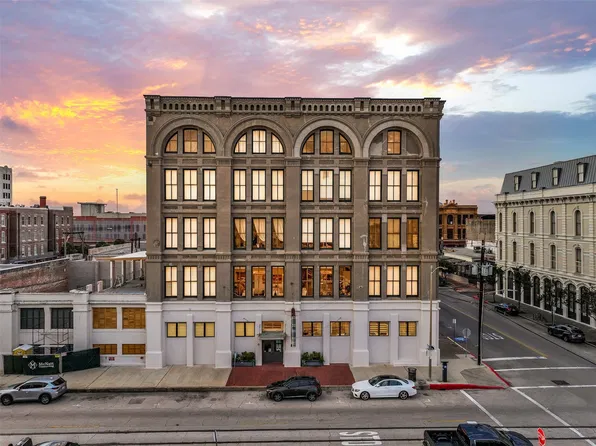 2400 Mechanic St APT 204, Galveston, TX 77550