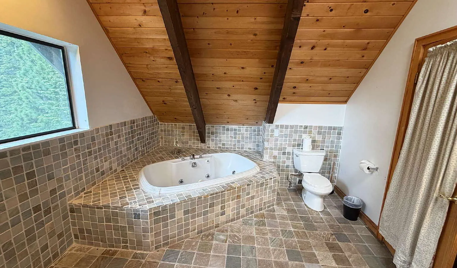 8 bed, 4.0 bath, 5052 sqft, $8,000 — Photo 4