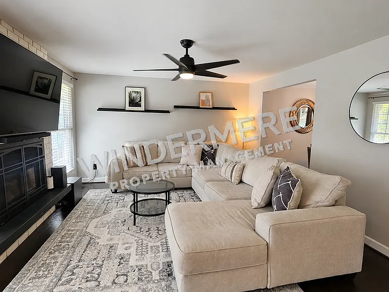 585 NW Fairwood Way — Photo 3