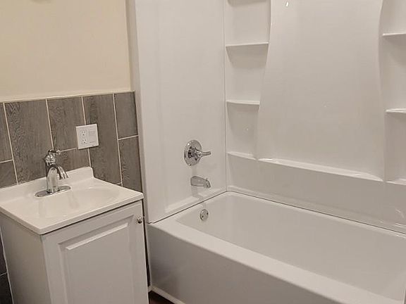 4th image of 28 N Virginia Ave #1