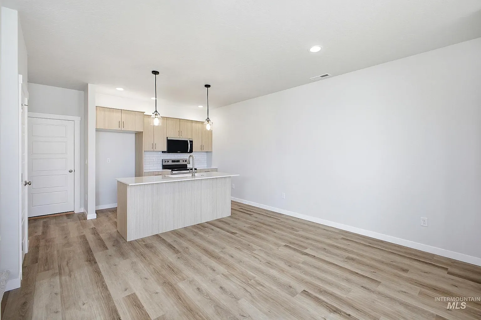 3 bed, 2.5 bath, 1504 sqft, $2,400 — Photo 3