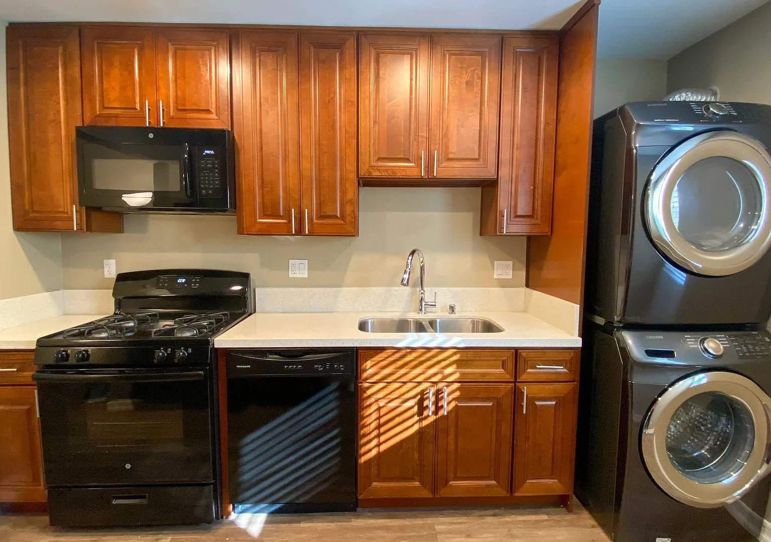 CG - Euclid Apartments — Photo 2