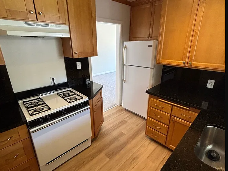 1025 Noel Dr #E — Photo 4