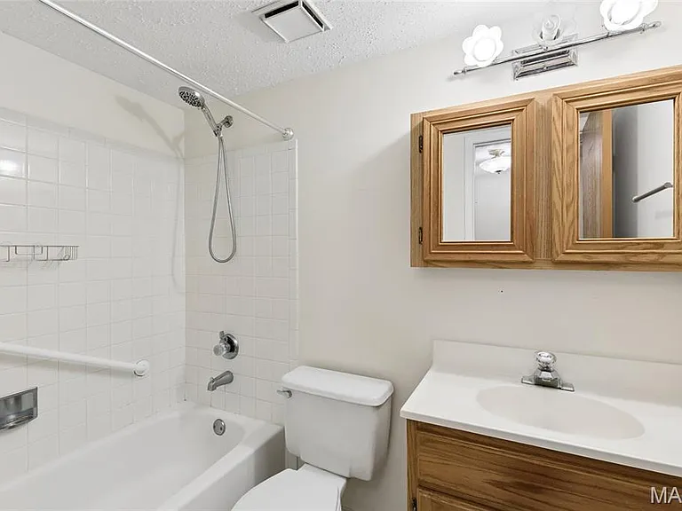 2434 Fowler Ave — Photo 8