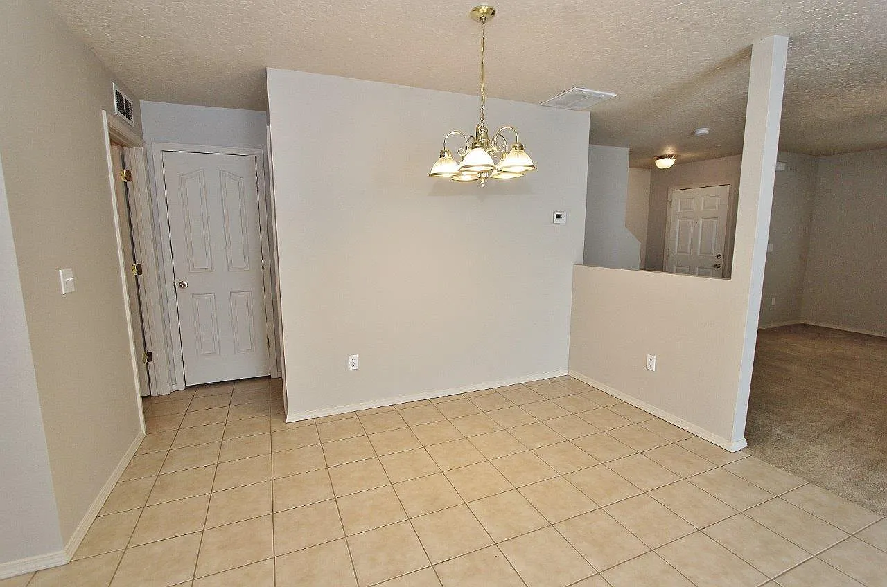 3 bed, 2.5 bath, 2064 sqft, $2,350 — Photo 4