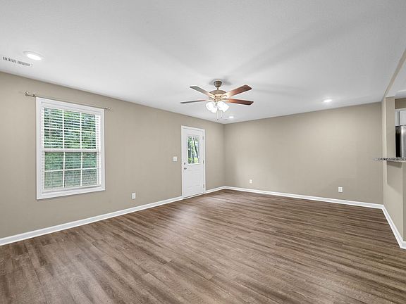 5th image of 135 Country Ln Unit 304