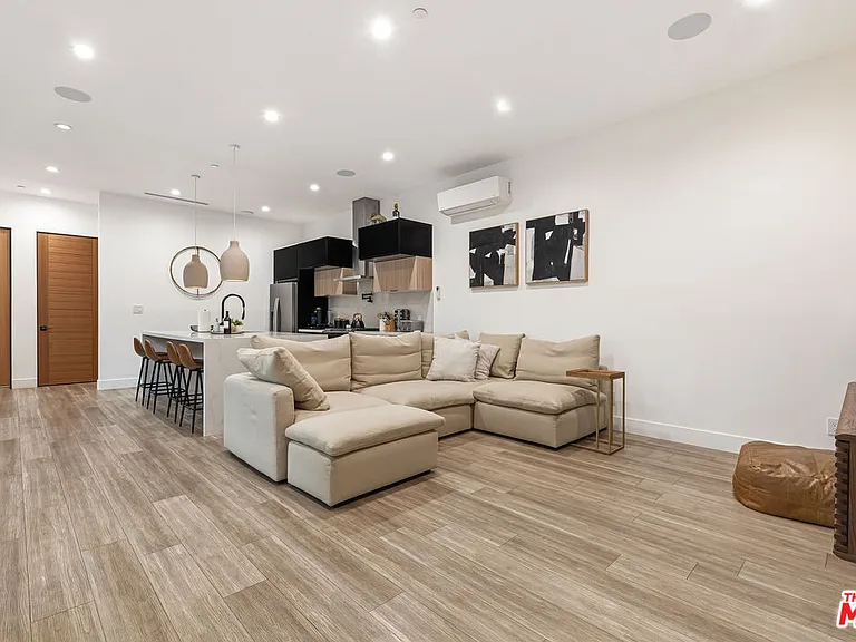 22747 Erwin St — Photo 8