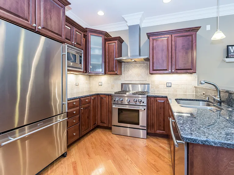 2450 W Montrose Ave #2W — Photo 4