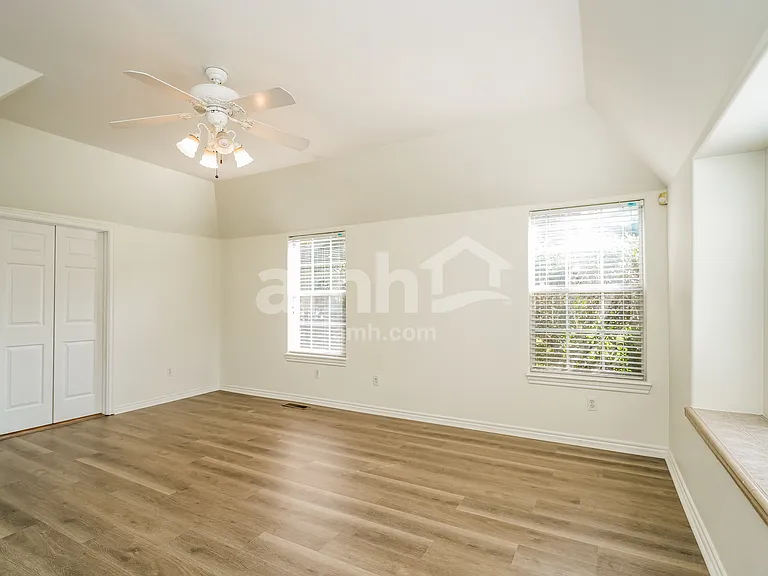 1436 W Plymouth St N — Photo 12