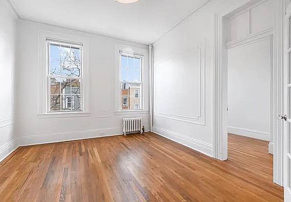 3rd image of 140 Bedford Ave APT 3