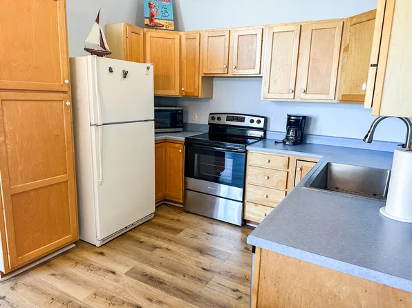 8 N Shore Dr N, South Haven, MI 49090