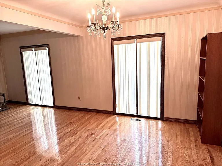 377 Fairway Cres — Photo 10