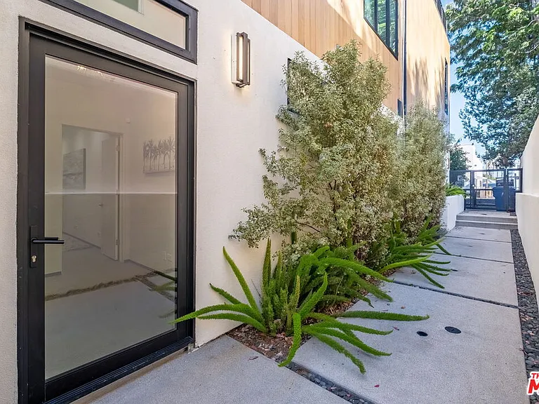 611 Broadway St — Photo 31