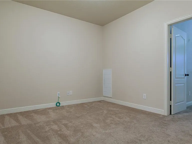 1805 Desoto Dr — Photo 18