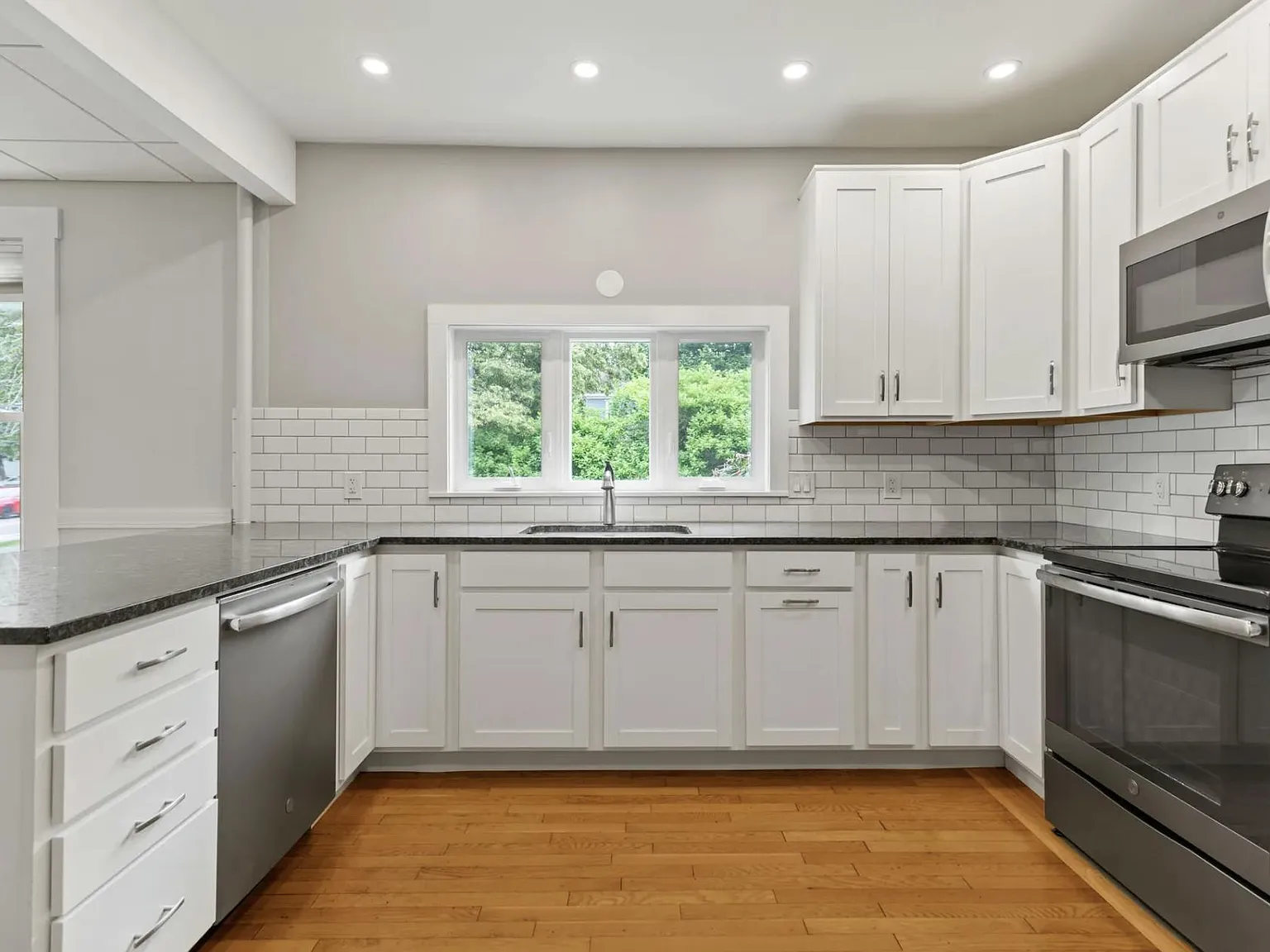2 bed, 1205 sqft, $2,600 — Photo 3