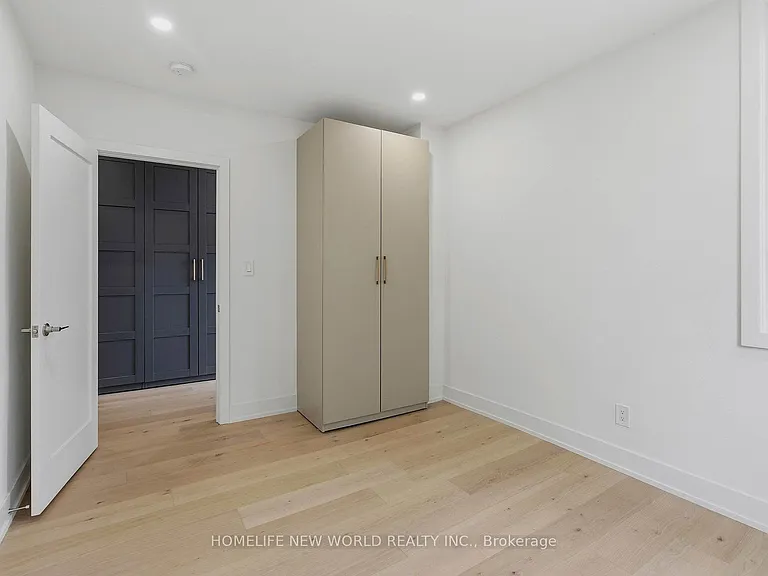 1842 Dundas St E — Photo 24