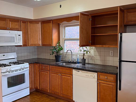 3rd image of 2513 Palisade Ave #2