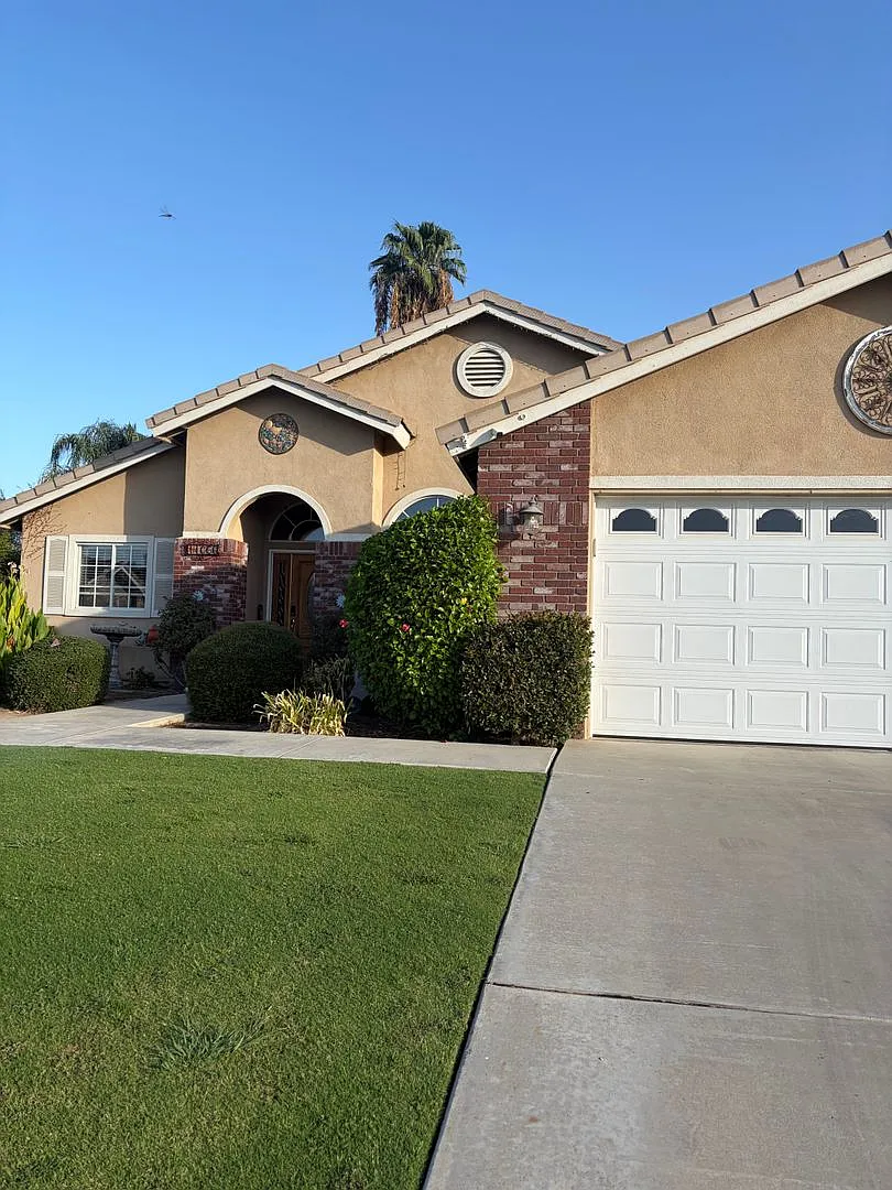 Charming Family Home with Spacious Yard — Photo 2
