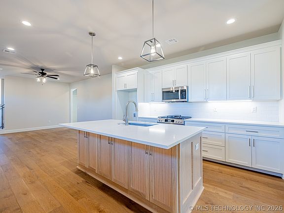 5th image of 1007 E Delmar St