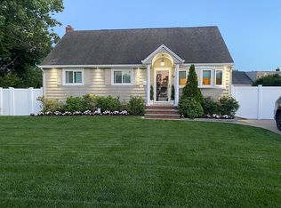 54 Warwick Ave, Copiague, NY 11726