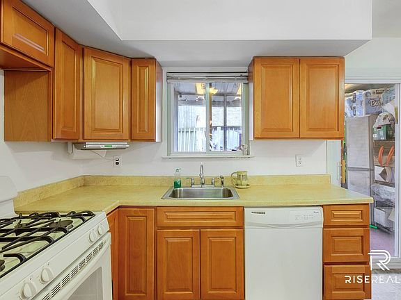 5th image of 390 Bartlett Ave